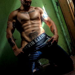 Strong and Ripped Arturo Model in OnlyFans