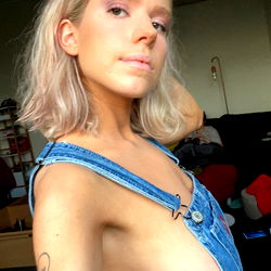 Ellie, OnlyFans Model, Showing Her Tattoos and Body