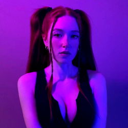 Model Tetra in Stylish Fashion