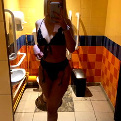 Intimate Bathroom Moment with Allana_xx, Model and Adult Content Creator