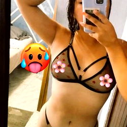 OnlyFans Model Agnespetitefeet Showcasing Gorgeous Lingerie