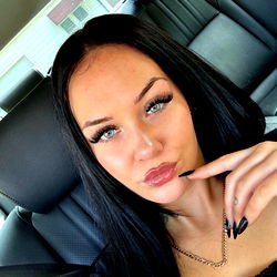 Lilbabiisnobunni, Stunning Model in Car