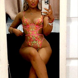 OnlyFans Model Nicole: Adult Content Warning