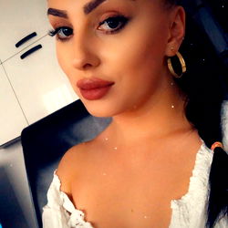 andreeacarmencurcudel photo