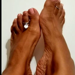 Giunone's Toes with Ring: Aesthetically Pleasing Foot Image