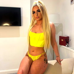 Lola 🌼: Stunning Adult Model in Intimate Photos