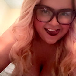 Adult Model Ris ♥️♥️ Sharing Explicit Content for Fans