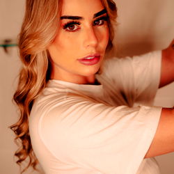 Lari Coelhinha - OnlyFans Model