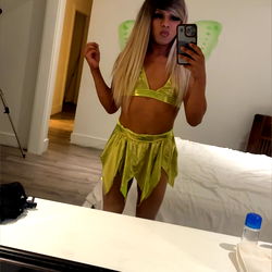 Onlyfans Model Alexia Sharing Selfie in Tulsa Hotel Room, 25