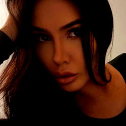 OnlyFans Model Anastasia Bell Shares Her Photos on Instagram