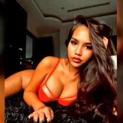 Aylin Shemesh, Glamorous Model Posing for the Camera