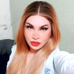 Anie Snow, A Model With Striking Looks