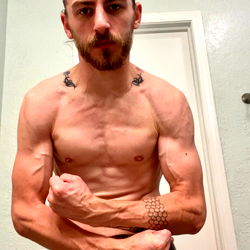 OnlyFans Fitness Enthusiast Martin Showcasing His Shirtless Look