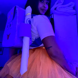 Dorita: Vibrant Costumed Model