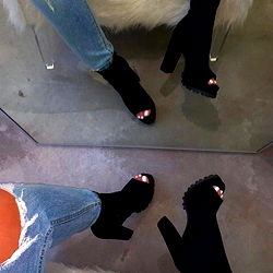 Fashion Blogger Luna Lopez in Chic Heels