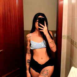 OnlyFans Model 🦋 babievan Poses in Bathing Suit