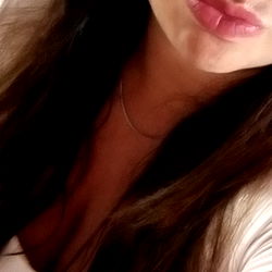 OnlyFans Model Aniita Sharing a Selfie