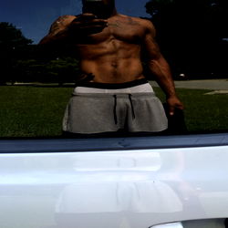 Gbody: Bodybuilder Pose in Mirror for Selfie