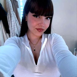 Alicia.gfd: Model Photo with Selfie