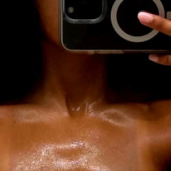 Pakeezah: OnlyFans Model Showcasing Her Glowing Skin