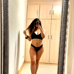 Onlyfans Model Fernanda Poses in Mirror