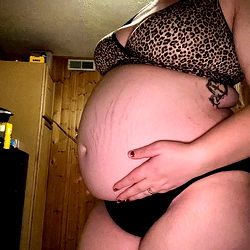 Onlyfans Model TayBoo in Bathing Suit Reveals Pregnancy
