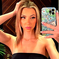 OnlyFans Model Slavicfairyy Showcasing Her Stylish Photoshoot