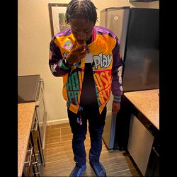 2king - Casual Fashion with Bold Accessories