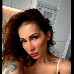 Aariana4u, a Sexy Land Model