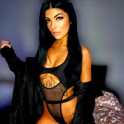 OnlyFans Model Auudreyxox, Striking a Pose in Lingerie