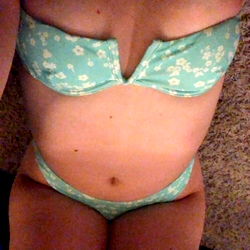 Adiโs Average Life: A Model in a Blue Bikini