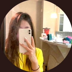 OnlyFans model Queen Katy from Canada captures her youthful beauty with a mirror selfie,