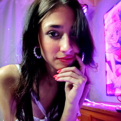 A young woman with pink nail polish and a playful pose. OnlyFans model: Salo, 🌺