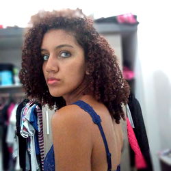 Onlyfans Model Allexia Lobão, 20s female with natural hair and piercing gaze, showcasing casual outfit and confident demeanor.