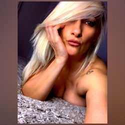 Gretha, a 25-year-old female model posing on the couch.