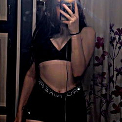 Angel 🍯✨ in Mirror Selfie