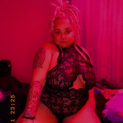 Vixxxen Posing for OnlyFans