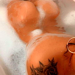 Jasmine, a OnlyFans model, in a bath