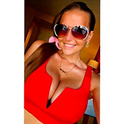 Model Ashley Nicole - Strong Photograph of Female Fitness Influencer