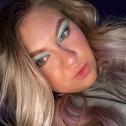 Reese: A Blonde Beauty with Purple Hair and Gorgeous Makeup