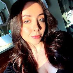 Model Aerin ♈: Elegant and Captivating