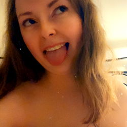 London-Based OnlyFans Model Alexa Exudes Confidence in Stylish Photoshoot