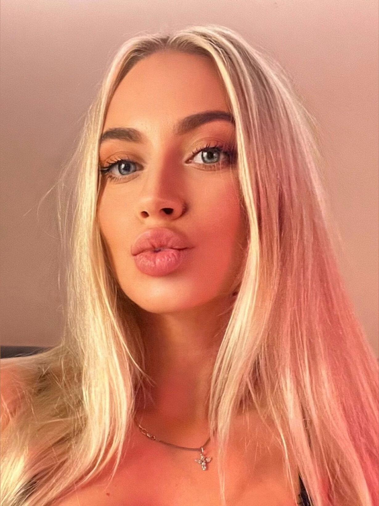 LOLA 🪽 ALEIN photo