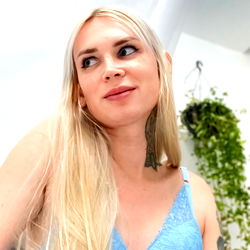 Vivian Valentine 🌸💖✨: A Model of Elegance and Beauty