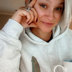 Courtney, a creative influencer capturing life's sweet moments