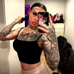 MeaCeDés Showcasing Tattoos and Style on OnlyFans