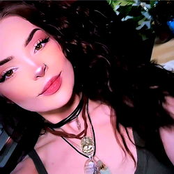 OnlyFans model Luna Leo, makeup and curls, casual style