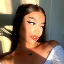 OnlyFans Model Φένια 🫦, Age: 32, Gender: Female