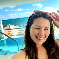 OnlyFans Model Vale Smiling at the Ocean