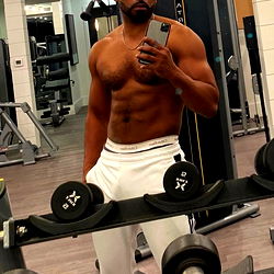 OnlyFans Model Paint Daddy Posing in a Gym
